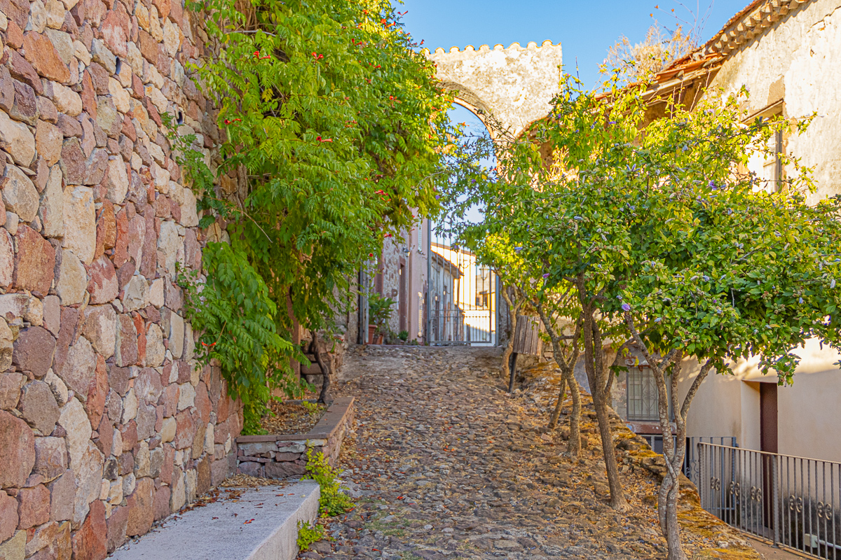 borgo-italiano-di-banari-sardegna-pietra-rossa