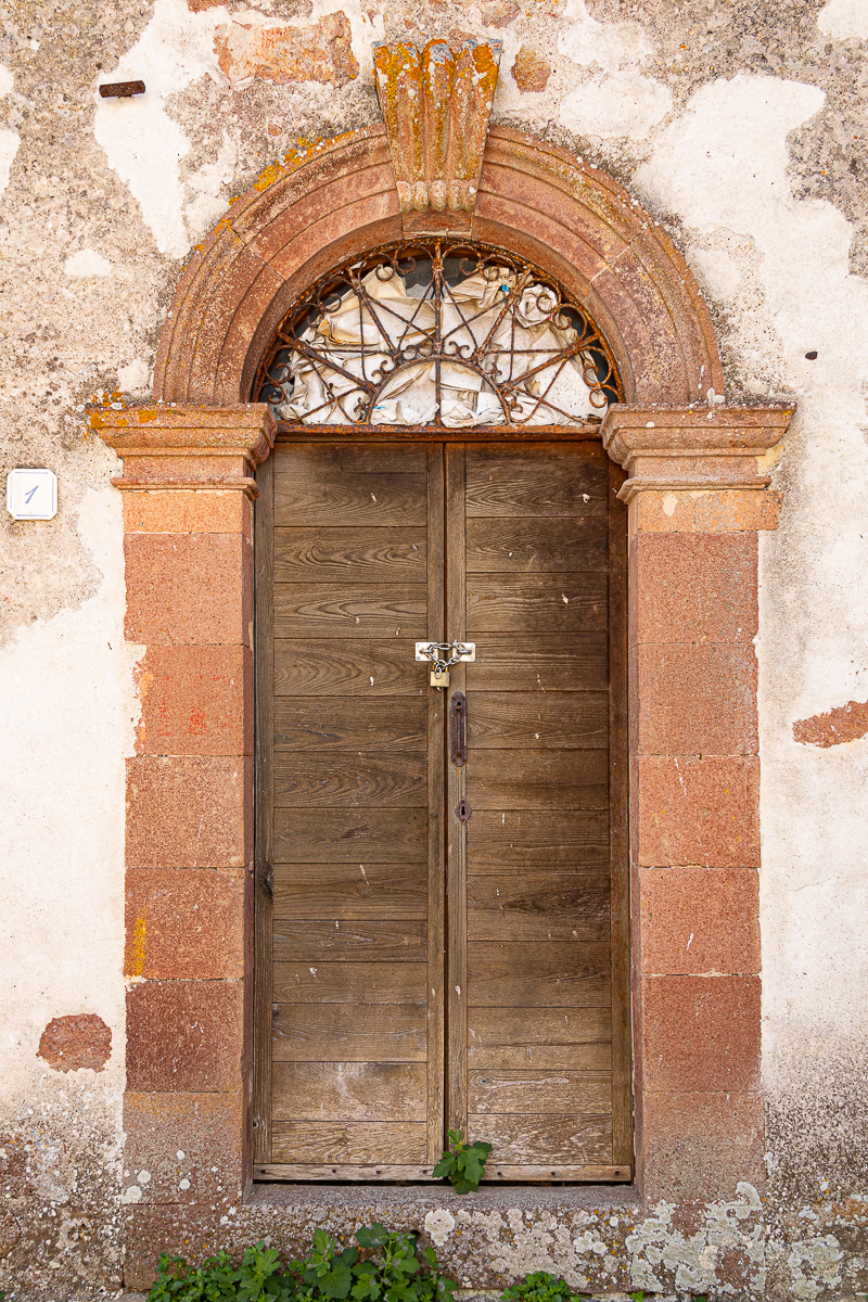 portone-e-pietra-rossa-banari-sardegna
